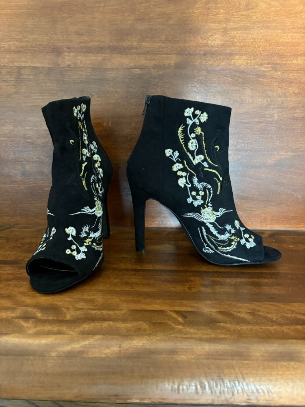 Carlos by Carlos Santana Rachelle Floral Embroidered Peep Toe Boho Booties Sz 10